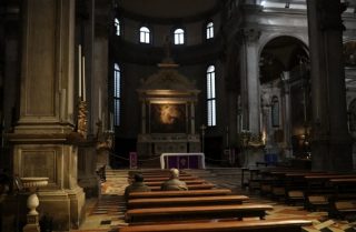Aturan Natal COVID baru di Italia membangkitkan perdebatan tentang misa tengah malam