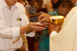 Vatikanok apezpikuari laguntza ematen dio komunztadura mihian jasotzean