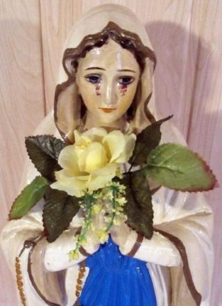 Pollando: la statuo de la Virgulino Maria verŝas sangajn larmojn