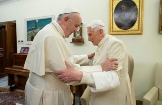 Ang mga papa Francis ug Benedict nakadawat una nga dosis sa bakuna sa COVID-19