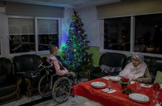 World praise for the Italian police "they bring Christmas cheer to lonely elderly people"