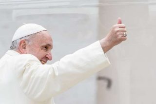 Paus Francis mengucapkan tahniah kepada pasukan bola sepak La Spezia atas kemenangan mereka menentang Roma