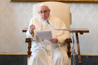 Papež Frančišek: Še posebej v težkih trenutkih hvalite Boga