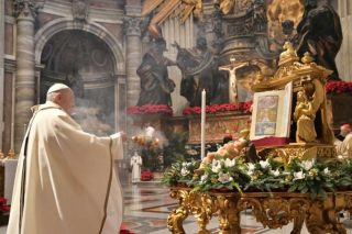 एपिफेनी मासका पोप फ्रान्सिस: 'यदि हामी भगवान्‌को पूजा गर्दैनौं भने हामी मूर्तिहरूको पूजा गर्नेछौं'
