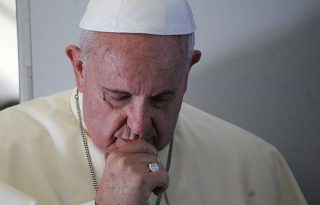 Papa Francis piştî erdheja kujer ji bo Endonezyayê dua dike