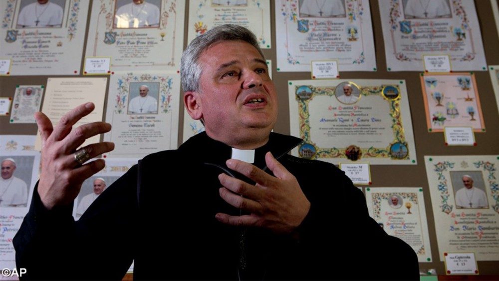 L’elemosiniere del papa mons.  Krajewski invita a ricordarsi dei poveri durante le vaccinazioni covid