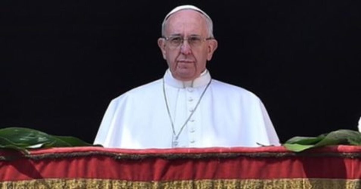 21 de febreiro de 2001, o papa Bergoglio convértese en cardeal
