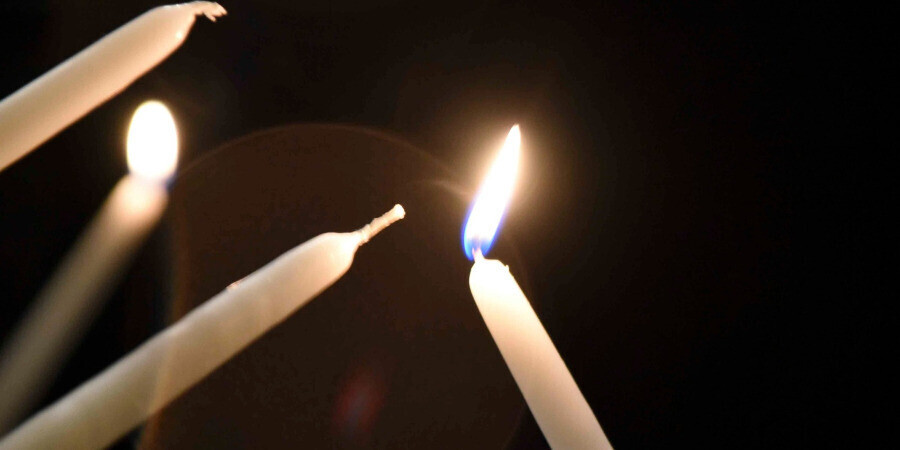 Oggi se non puoi andare in Chiesa benedici le candele a casa: la preghiera da dire