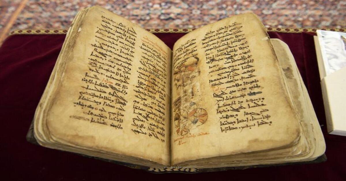 Pave Frans blev præsenteret for det historiske manuskript for bøn, der blev reddet af Den Islamiske Stat