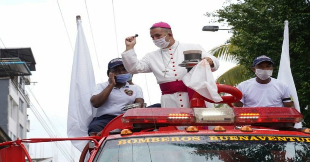 Biskoppen sprøjter hellig vand fra brandbilen for at "rense" den colombianske by