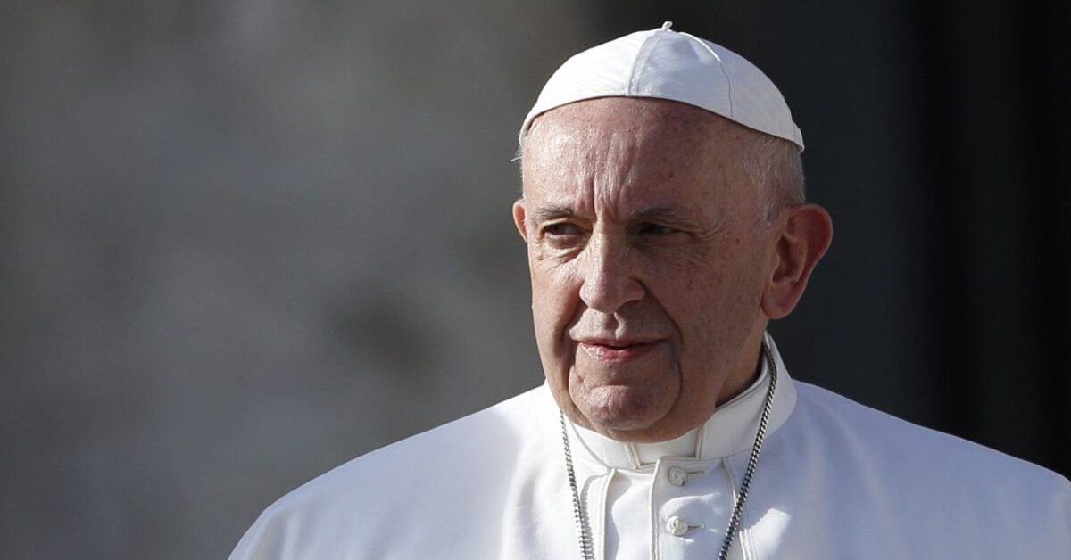 האפיפיור פרנסיסקוס ממנה נזירה דתית וכומר ממונה על הכנסייה