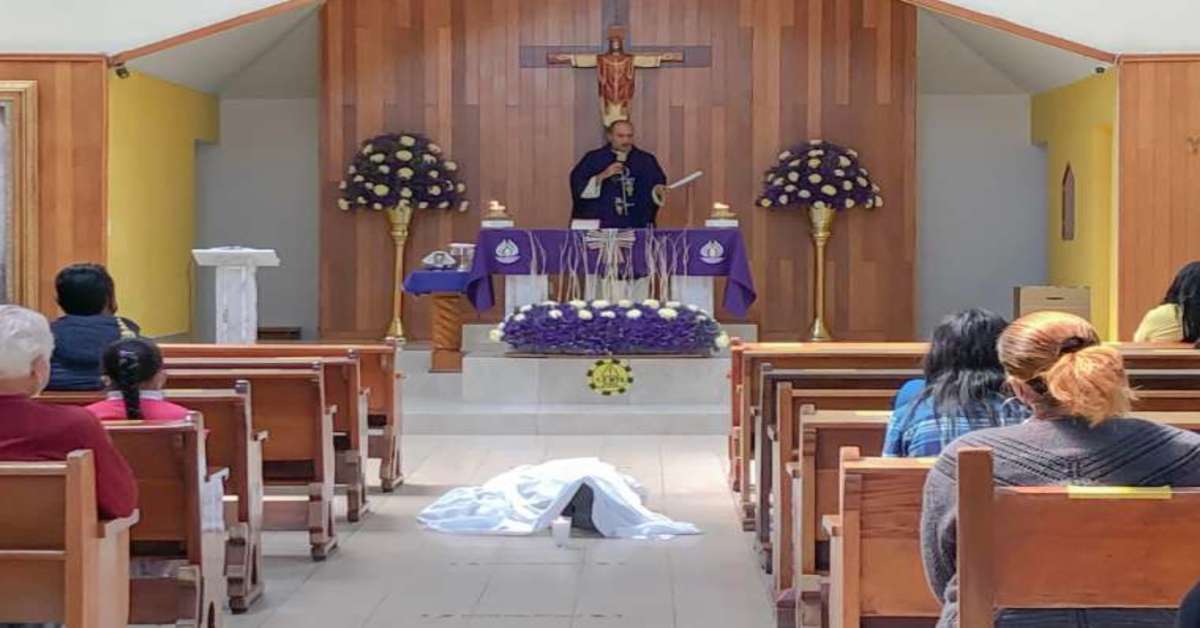 Еден човек умира на колена пред олтарот во црквата