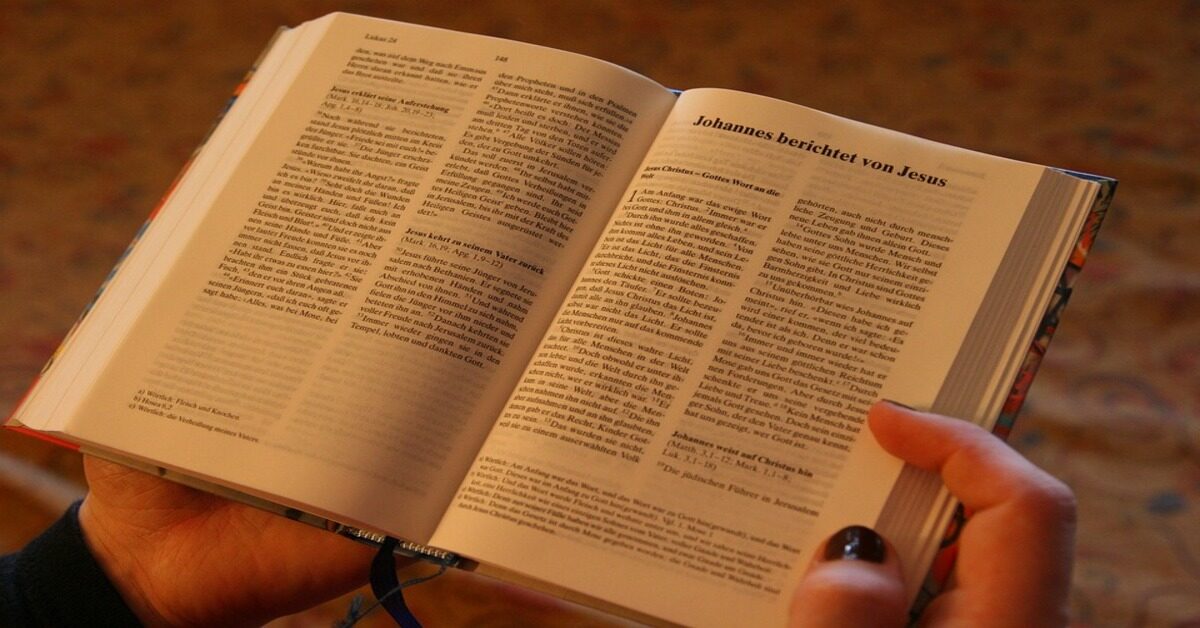 Евангелие дня 24 февраля 2024 года. Обладать и принадлежать книга. Изучение Библии. АСМР Неразборчивый шепот чтение.