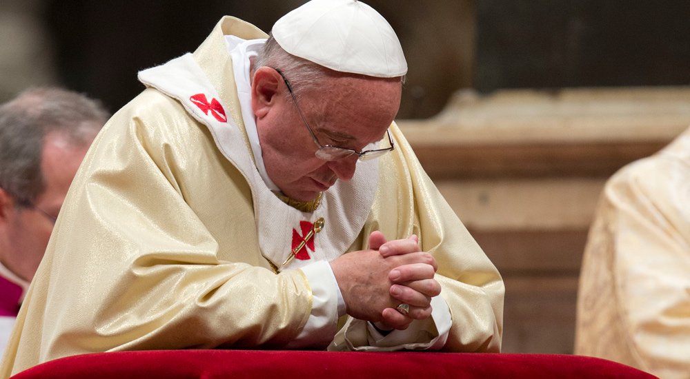 Tha am Pàpa Francis a ’toirt cuireadh dhuinn sàmhchair a’ ghalair lèir-sgaoilte a chleachdadh gus èisteachd