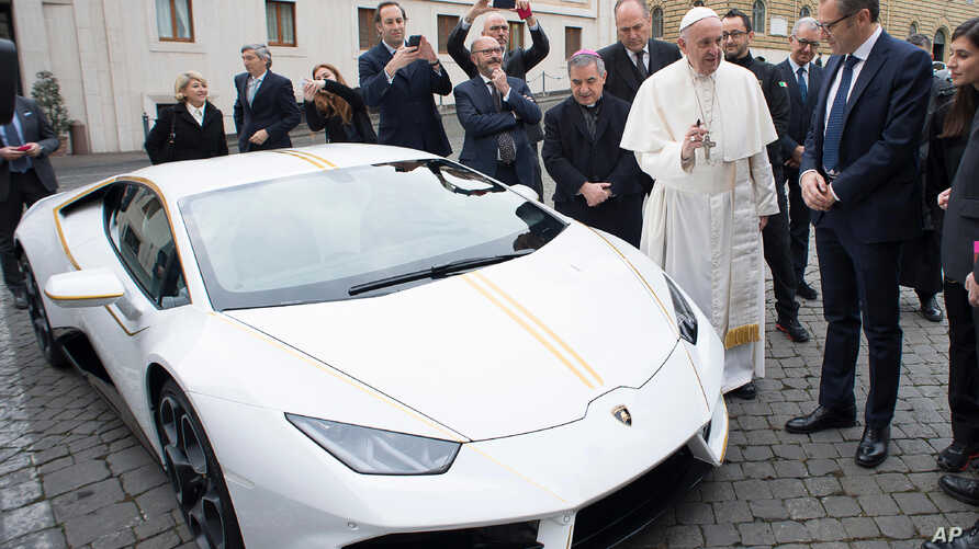 Pope Francis wuxuu iibiyaa Lamborghini