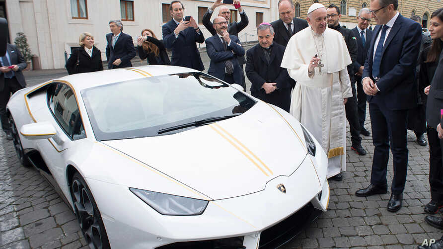 Giáo hoàng Francis bán chiếc Lamborghini của mình