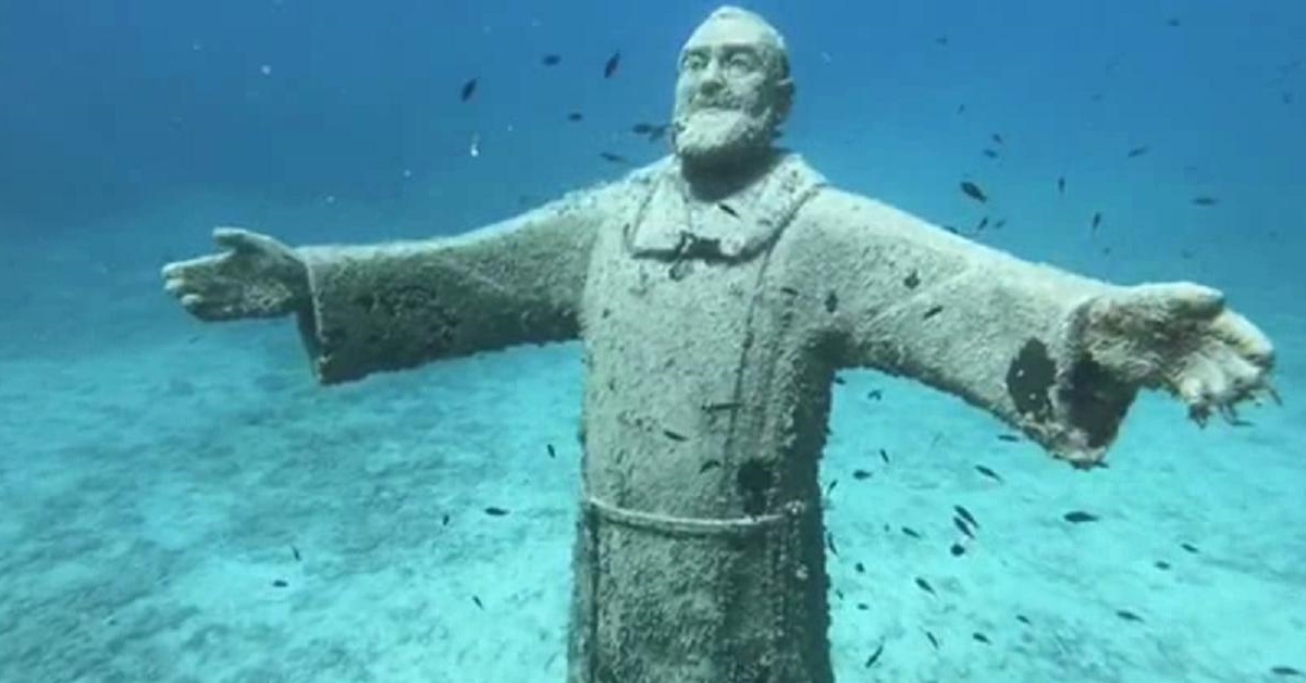 Padre Pio immerso nel mare