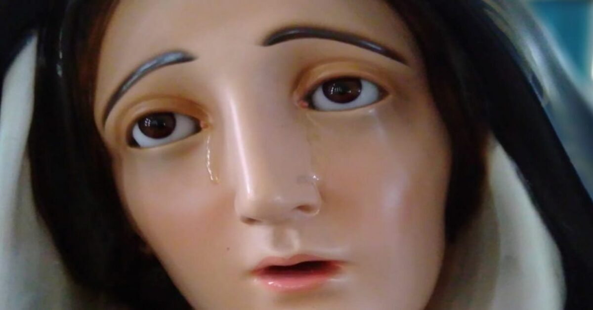 Статуя Мадонны плачет, в Матере кричат ​​о чуде