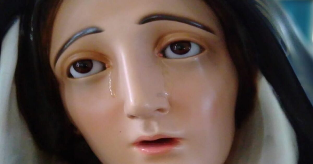 Piange la statua della Madonna, a Matera si grida al miracolo