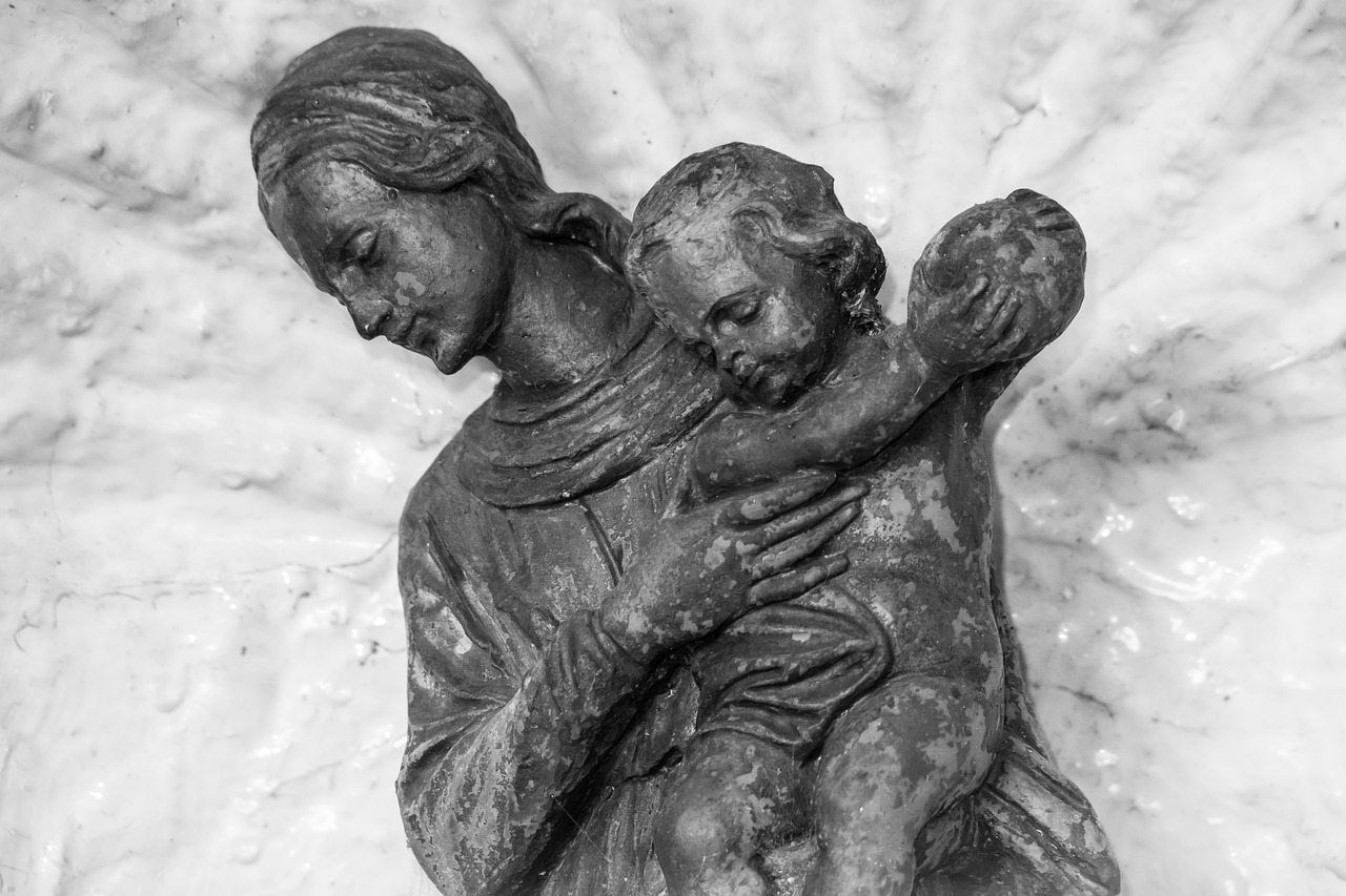 Como rezar à Santíssima Virgem pela proteção de seus filhos