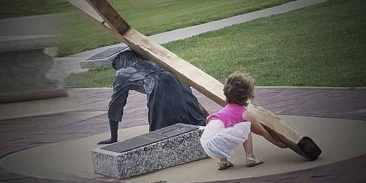 Kind helpt Jezus het kruis op te tillen, het verhaal van deze prachtige foto