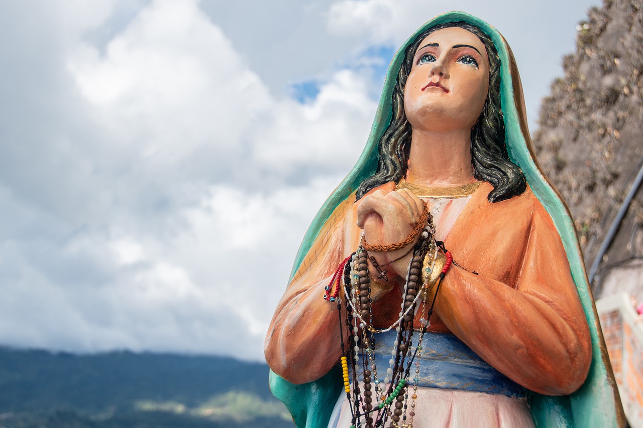 如何祈求圣母玛利亚的保护