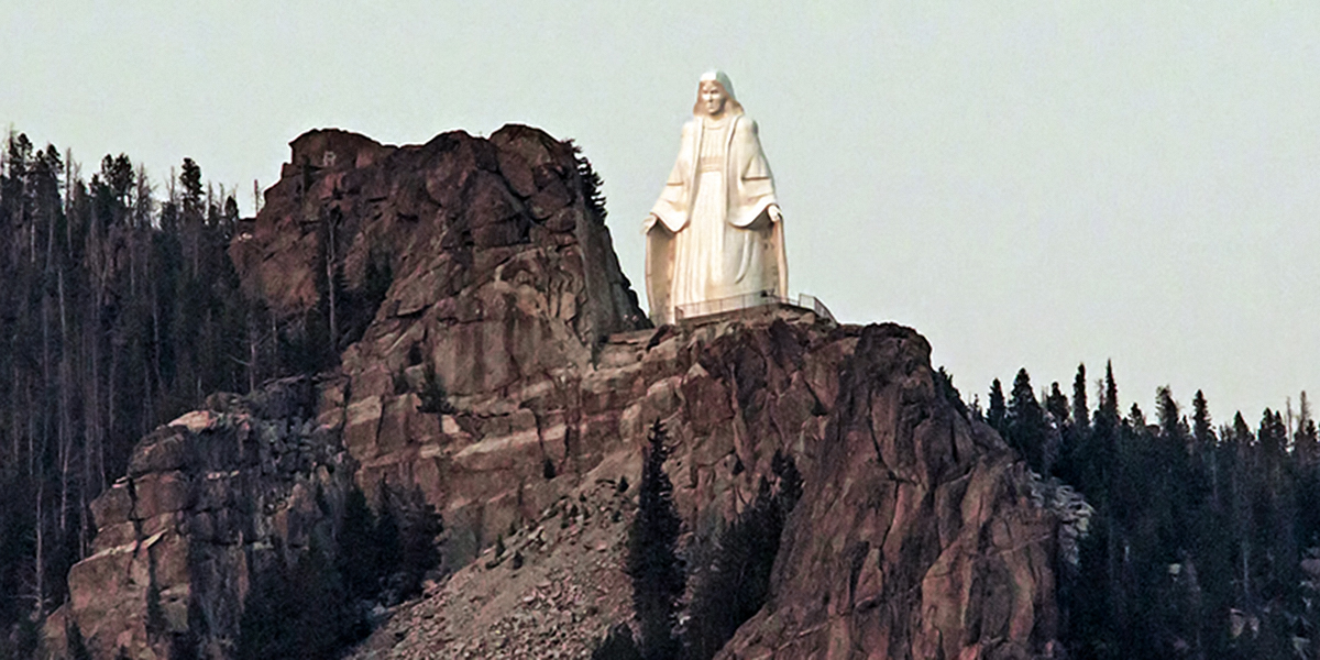 Zázračný příběh této velké sochy Panny Marie