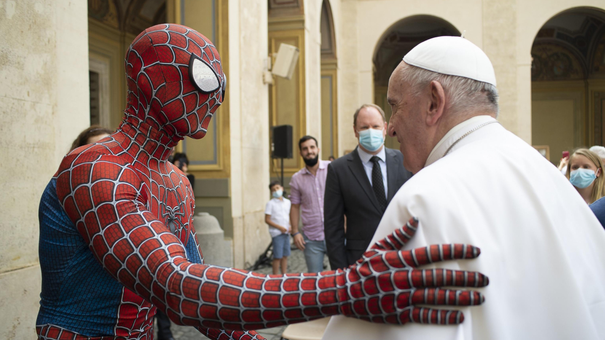 Защо във Ватикана имаше Спайдърмен? Кой е младежът, облечен като Спайдърмен