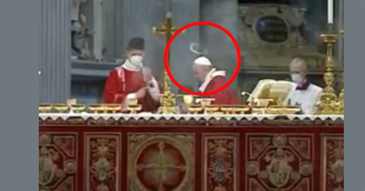 Adakah itu Roh Kudus? Video menunjukkan sepucuk kemenyan di atas Paus Francis