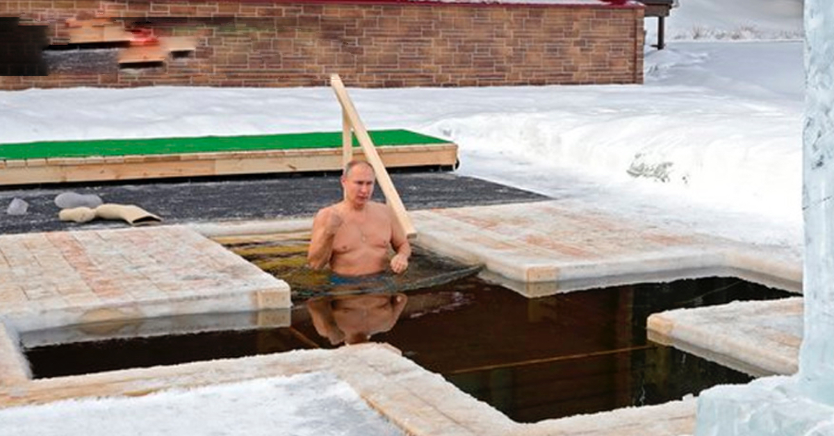 Poetin herdenkt doopsel van Jezus en duikt in ijskoud water (VIDEO)