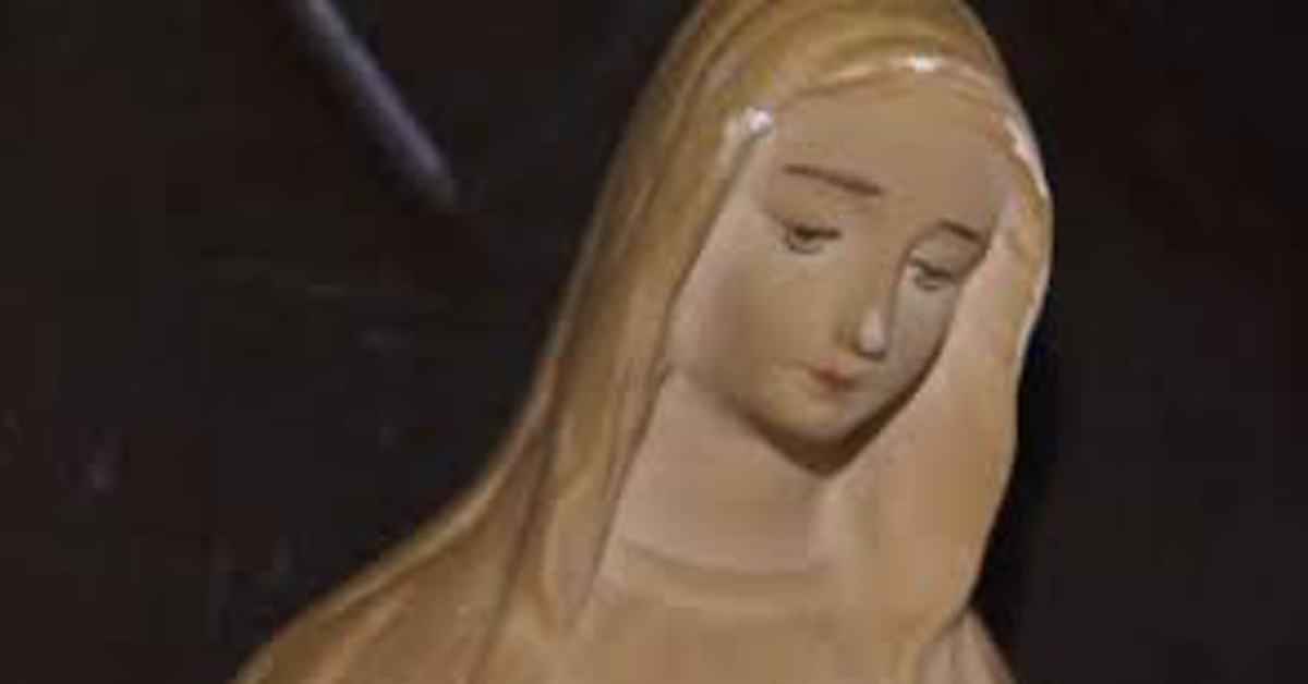 Statua della Vergine Maria s’illumina al calar del sole (VIDEO)