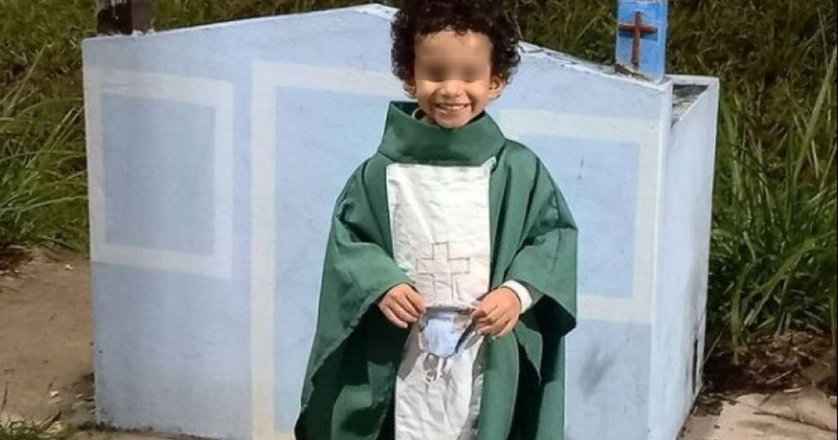 Дете са хидроцефалусом делује као свештеник и изговара мису (ВИДЕО)