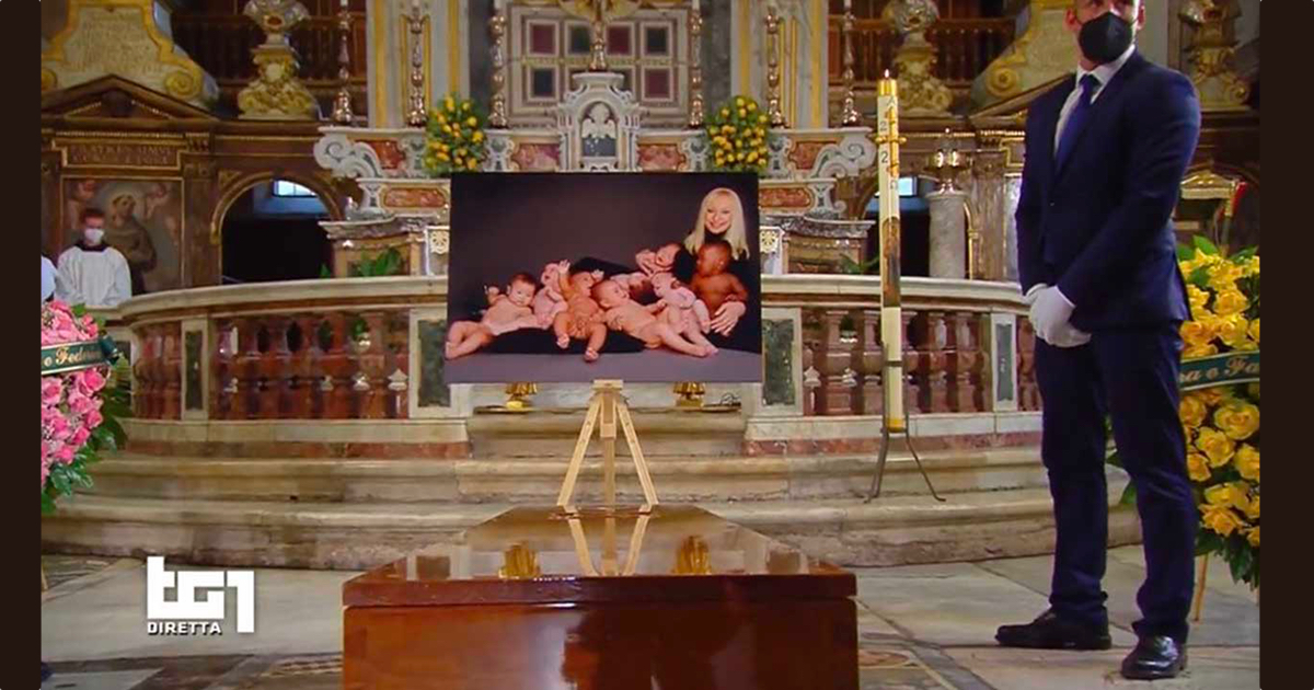 Raffaella Carràn urna Padre Piosta, ilmoitus homilian aikana