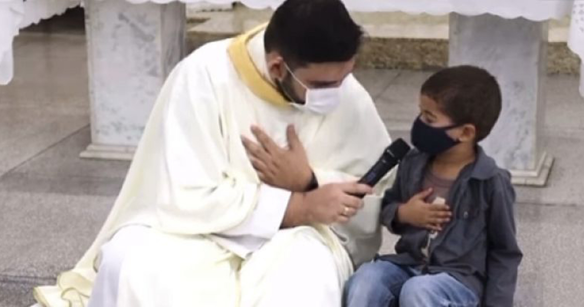 Bimbo přerušuje mši a žádá o modlitby za nemocného kmotra (VIDEO)