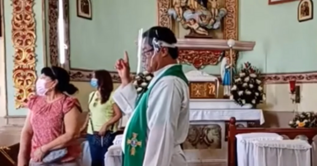 Disparando afuera de la iglesia, sacerdote detiene misa (video viral)