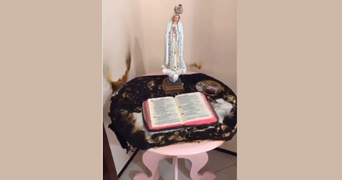 Izbruhne požar, vendar Biblija in kip Madone ostaneta nedotaknjena (VIDEO)