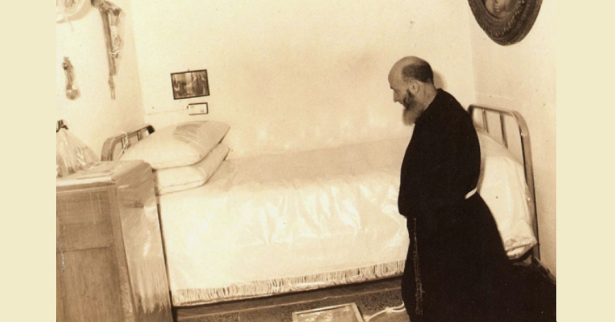 Hann vaknar úr dái og segir: „Ég sá Padre Pio nálægt rúminu mínu“