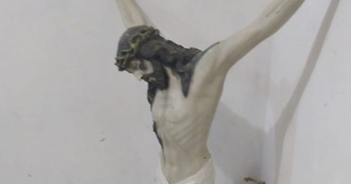 Jesusen estatua erori eta lurrean egon den lurrikararen ondoren zutik jarraitzen du (ARGAZKIA)