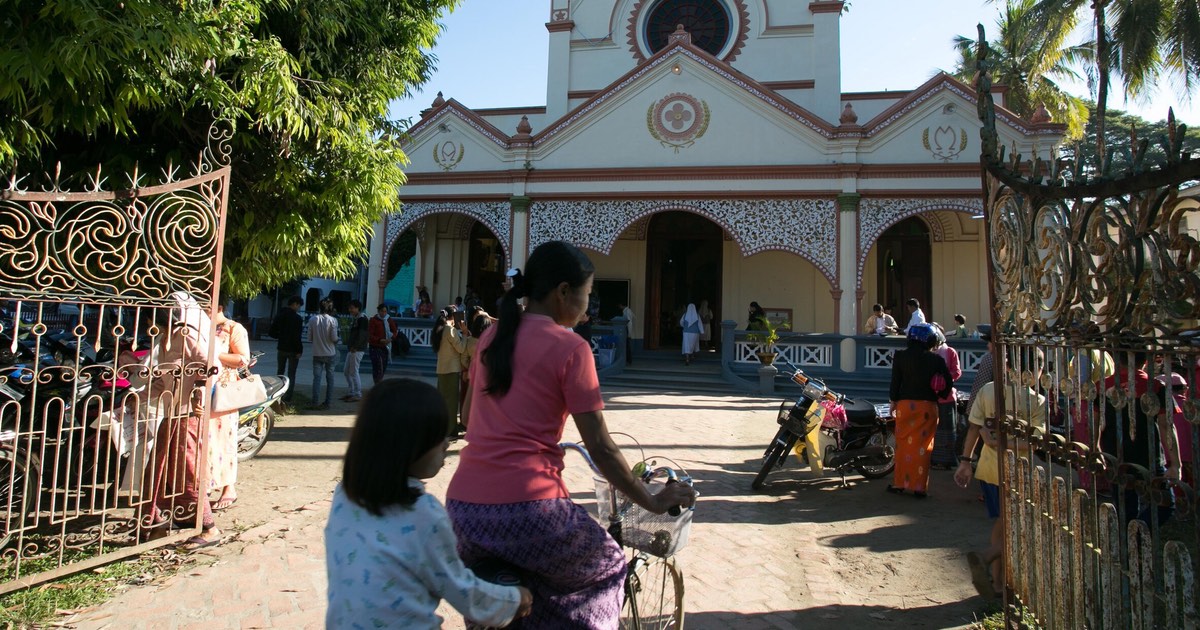 မြန်မာနိုင်ငံတွင် မြင့်မြတ်သောနှလုံးသား ဘုရားရှိခိုးကျောင်းကို ဒုံးကျည်များဖြင့် ပစ်ခတ်ခဲ့သည်။