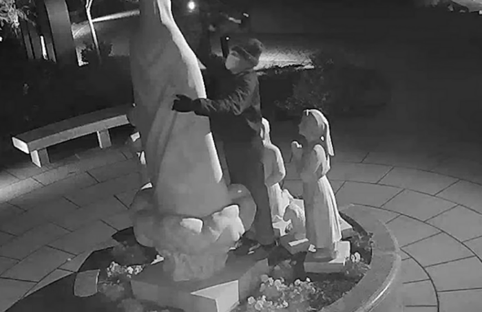 ʻO Attack on the Statue of the Virgin Mary, he VIDEO i kiʻi ʻia i nā mea āpau