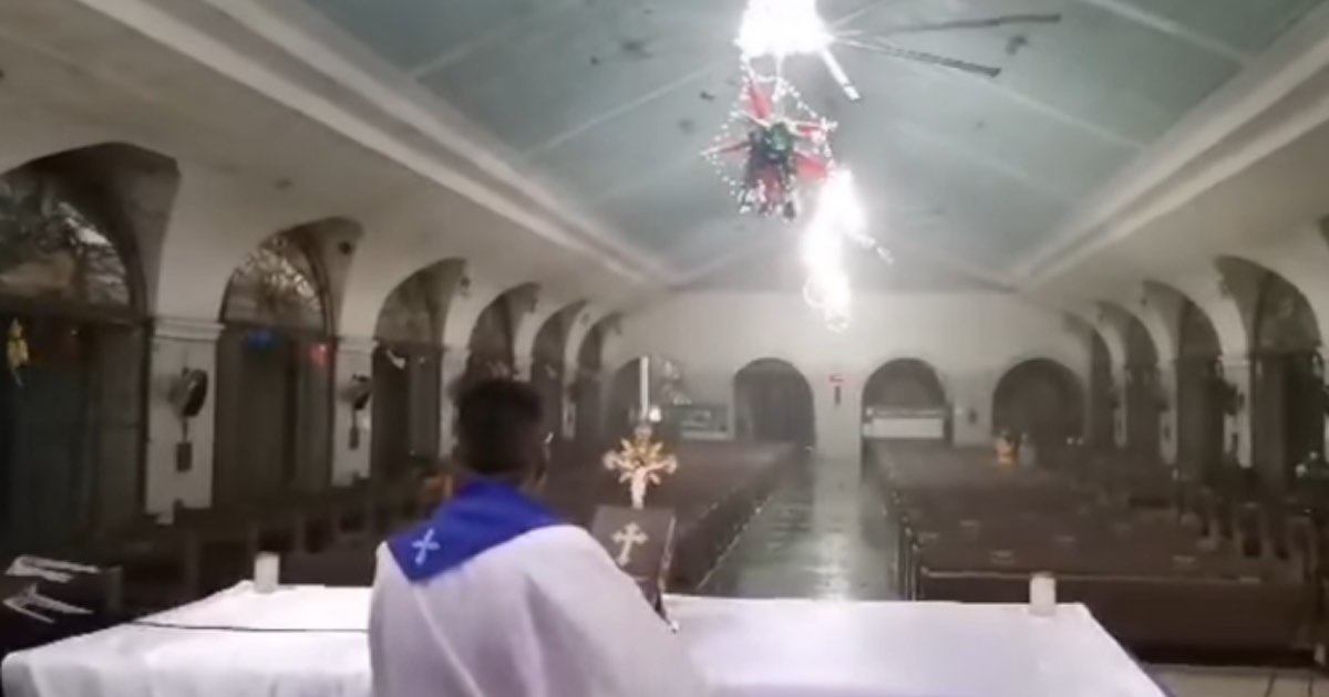 Il VIDEO del sacerdote che celebra la Messa in mezzo a un tifone