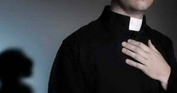 Estorce denaro e minaccia un sacerdote, arrestato un 49enne