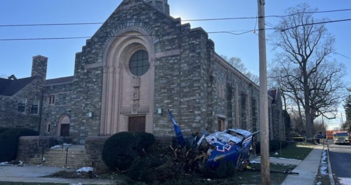 Elicottero ospedaliero si schianta contro una chiesa, tutti salvi