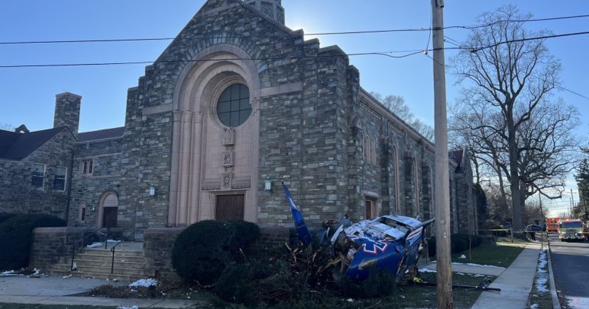 Elicottero ospedaliero si schianta contro una chiesa, tutti salvi