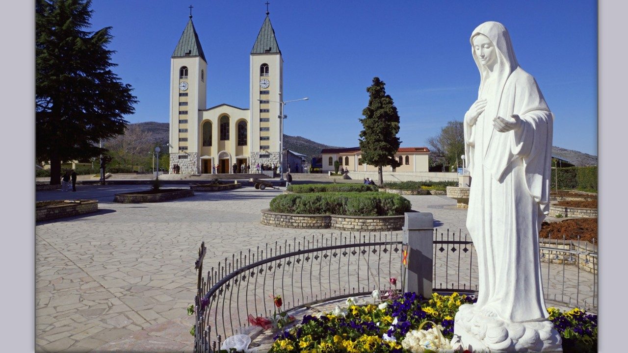 A água sai das pernas do Cristo Ressuscitado em Medjugorje