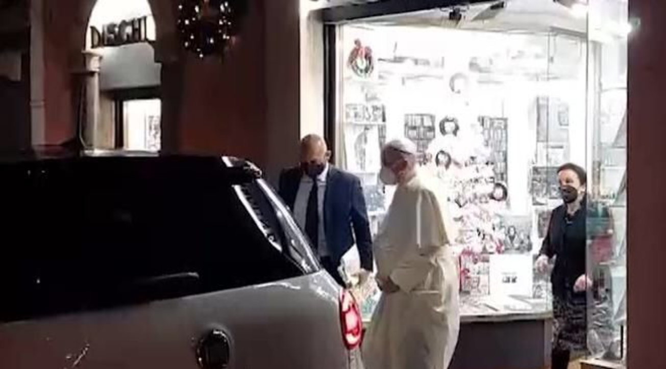 Kunjungan reuwas Paus Francis di toko rékaman