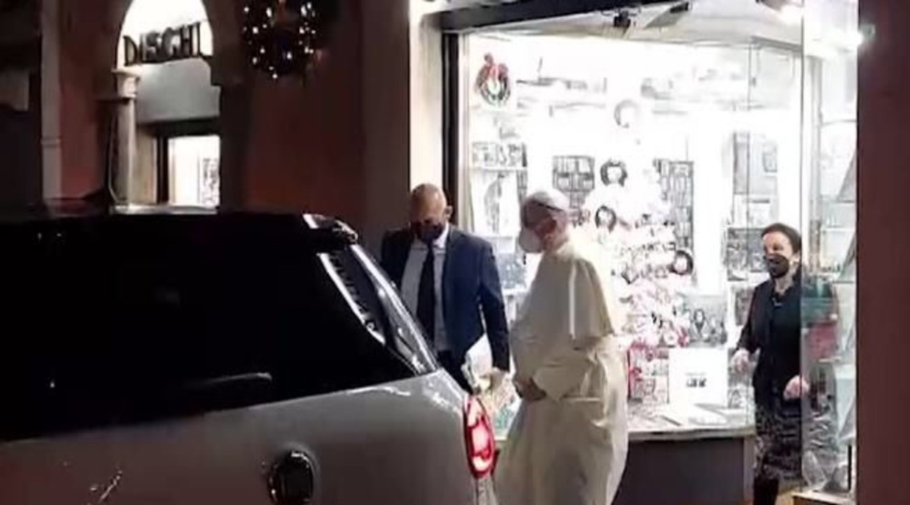 Verrassingsbezoek van paus Franciscus in een platenzaak