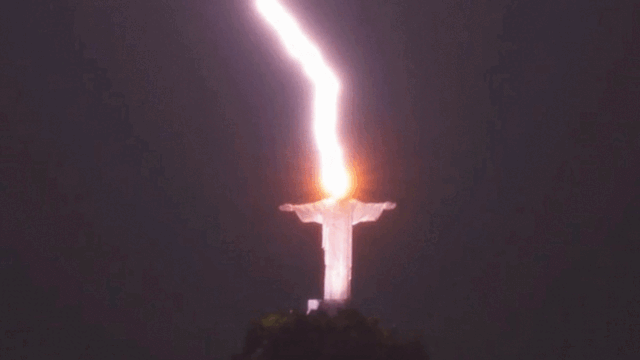 閃電擊中里約熱內盧救世主基督的瞬間令人印象深刻
