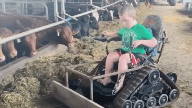Niño con distrofia cumple su sueño de convertirse en agricultor