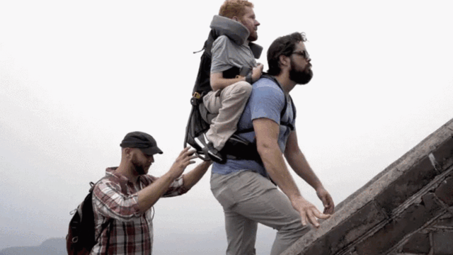 残疾男孩在朋友的肩膀上环游世界。 相信“普罗维登斯”。